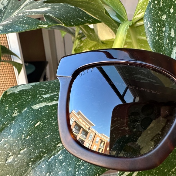 Diff Carson Polarized Tortoiseshell Sunglasses - Picture 3 of 6